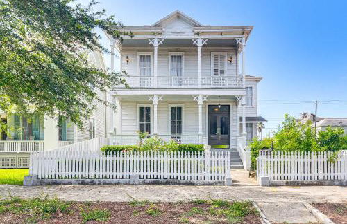 Walk to The Strand Historic Family Base with Yard! - Foto 1