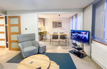 Newtown Contemporary Stay with free parking & garden - Photo 1