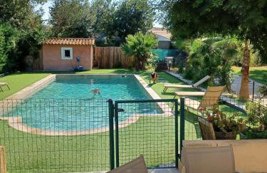 Magnifique villa avec piscine 10x5 m sur 1800m2 de terrain avec parking privatif cuisine recente equpee 3 chambres dont 2 parental au rdc avec wc separe pas de vis à vis terrain de petanque bbq climatisation jeux enfants - Photo 3