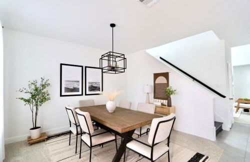 Luxe Living 4-bedroom with fireplace & game room - Photo 3