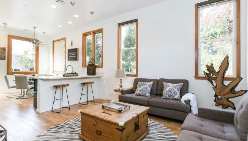 Stunning 2-Bedroom Home near Downtown Culver - Photo 2