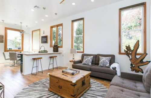 Stunning 2-Bedroom Home near Downtown Culver - Photo 2