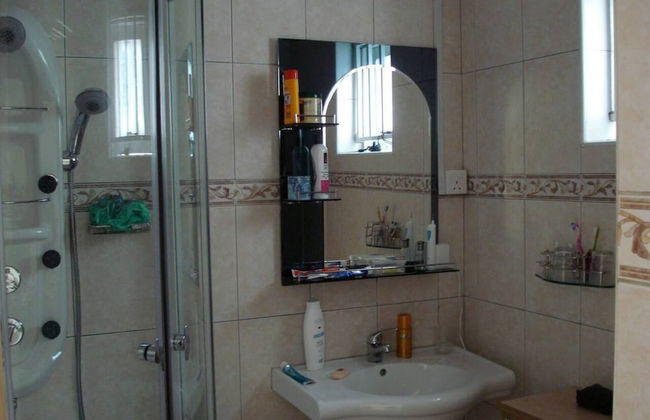 Captivating 3-bed Villa - Photo 24