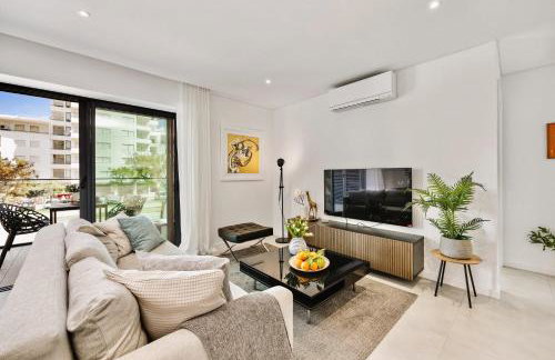 2-Bedroom Beachside Apartment with Pool & Parking - Foto 13