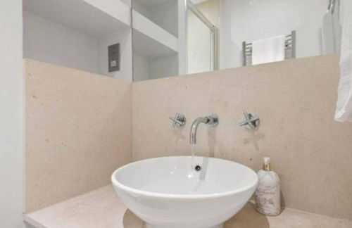 Stylish 2-Bed Canary Wharf Flat DLR 3 Mins Dock Views - Foto 10