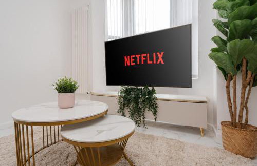 Liverpool Luxe Retreat 3 Bedroom House Next to Everton Stadium - Photo 4