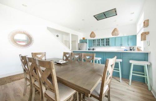 Modern retreat w/ stunning views & hot tub - Photo 24