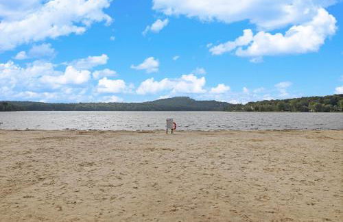 Pocono Lake Escape, includes Golf Cart, Firepit - Foto 73