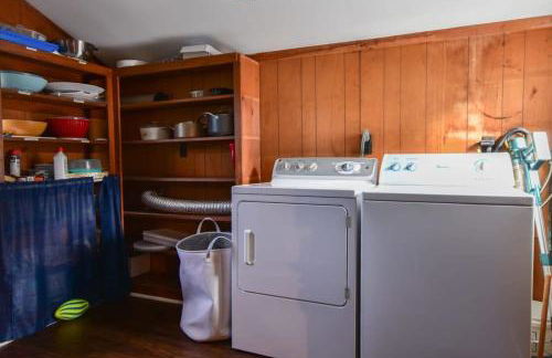 Antique Dennis getaway with firepit & EV charger Dog friendly - Foto 31