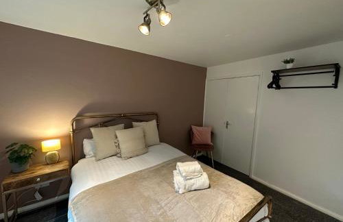 Comfortable 3 Bed House with Garden & Parking - Foto 21