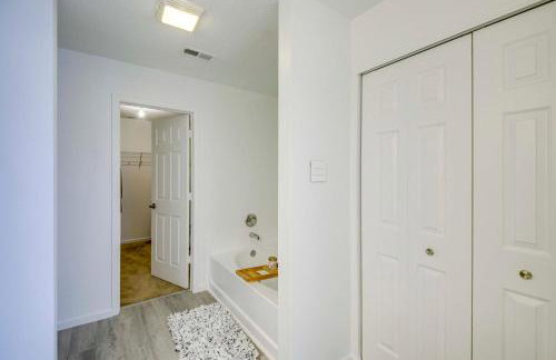 Camby Home with 3 Living Areas and Community Pool! - Foto 11