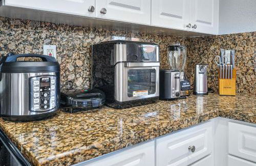 Vacay Spot Happy Escape 15 Min Beach Massage Shower Prime LOC! 6 blocks away from Bars, Nite Clubs, Res, Shops - Photo 38