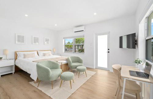 M Lake Worth Beach - Modern Villas Near West Palm Beach, Chic Retro Vibes, King Bed, Cozy Backyard, BBQ, Workspace, High-Speed Internet, Free Parking, 5 Minutes to Downtown & Beach - Foto 72