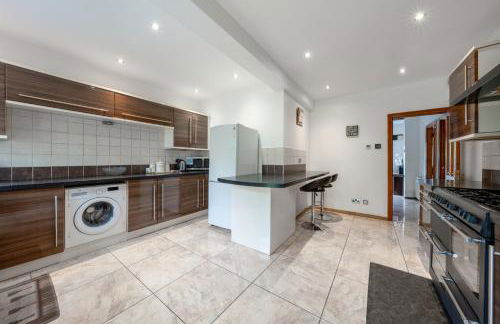 Barnet Serviced Accommodation - Elegant 5-Bedroom Home, Just a 7-Minute Stroll from High Barnet Station - Book Your Stay Today!" - Foto 14