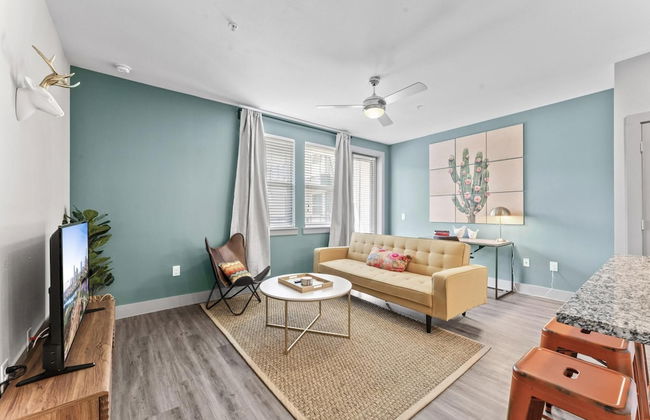 Airy 1BR King Suite Close to Downtown w Fast Wifi - Foto 1