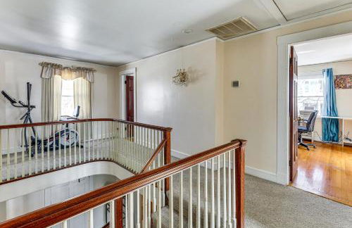 Walk to DW Field Park! Spacious Home with Deck - Foto 14