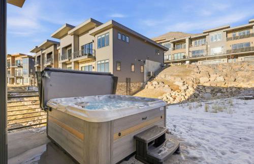 Luxury Hideout w Hot Tub Steam Shower - Photo 3