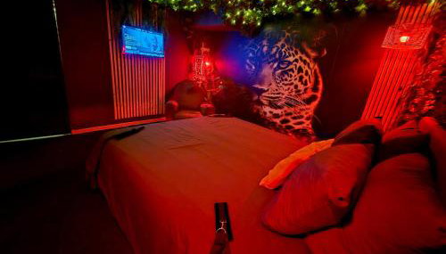 Love room avec spa privatif et salle de jeux adultes - Foto 4