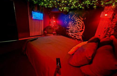 Love room avec spa privatif et salle de jeux adultes - Foto 4