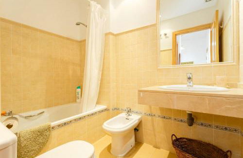 Bonito apartamento en campo de golf con piscina - Photo 14