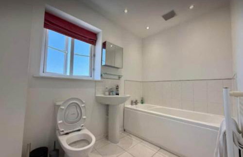 Gt. Marlow TownHouse- Families, Pets & Contractors - Photo 5