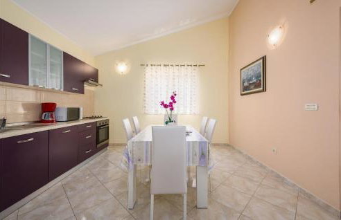 Three-Bedroom Holiday Home In Tinjan - Photo 23