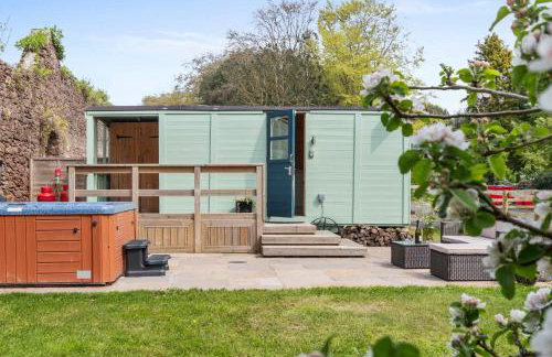 Shepherds Hut with Hot Tub - Foto 12