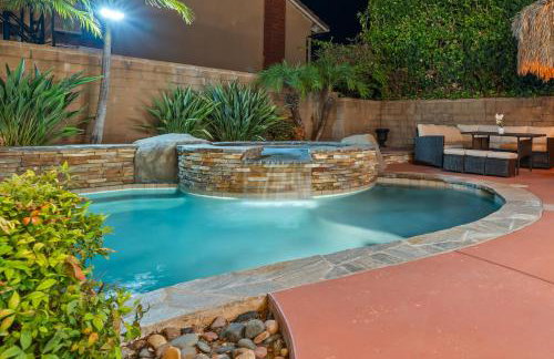 Entire Private Home with 4 Bedrooms, Pool, Hot Tub, King Bed, Garage, Available Now - Foto 31