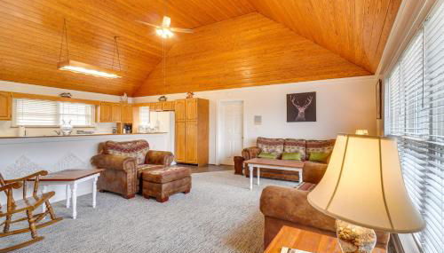 Deer Lake Lodge on 700 Wooded Acres in Dayton! - Foto 5