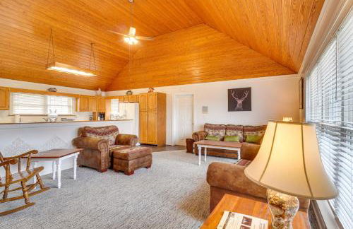 Deer Lake Lodge on 700 Wooded Acres in Dayton! - Foto 5