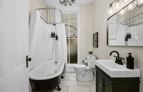 Bourbon-themed home w arcade & hot tub for groups - Foto 66