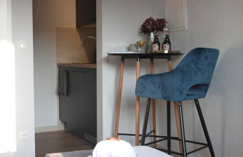 R B Apartment Hamburg Duo - perfekt für Monteure - Küchenzeile - Smart TV - Bad mit Toilette und Dusche auf dem Flur gegenüber des Zimmers zur Alleinnutzung - Foto 6