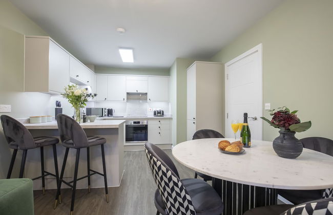 Elliot Oliver - Deluxe Two Bedroom Apartment With Parking & EV Charger - Photo 5