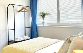 Central Apartment with 75inch TV Netflix - Photo 2