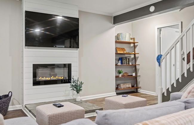 The Evergreen Escape by Avantstay Modern Cabin w Volleyball Court Hot Tub - Foto 21