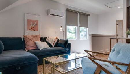 Charming East Nash Retreat, Walk to Dining Faves, Cozy Den, Workspace and Smart TVs, Plush Velvet Sofa, Full Kitchen & Garage, Near Mas Tacos & Five Points, 10 Min to Broadway, 24 Hr Hospitality - Foto 2