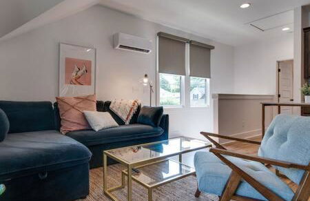 Charming East Nash Retreat, Walk to Dining Faves, Cozy Den, Workspace and Smart TVs, Plush Velvet Sofa, Full Kitchen & Garage, Near Mas Tacos & Five Points, 10 Min to Broadway, 24 Hr Hospitality - Foto 2