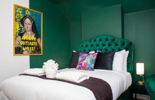 6 BR 3 Bath Spacious Tudor House & Free Parking - Foto 5