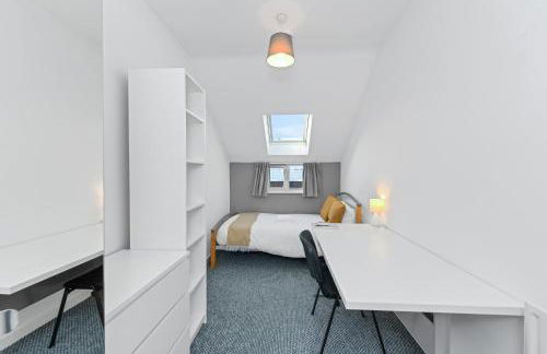 Spacious 6-Bed Home Sleeps 12, Near Highfields Park - Photo 8