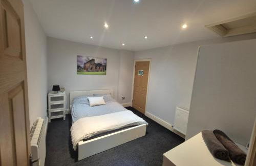 Spacious 2 bed appartment next to BAE with spa bath - Foto 5