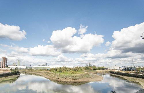 Stunning Riverside View Apartment, near Canary Wharf & O2 - Photo 39