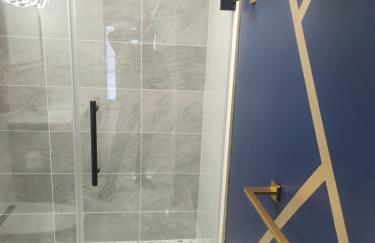 Shrewsbury King Suite | 100in TV + Shower - Foto 15