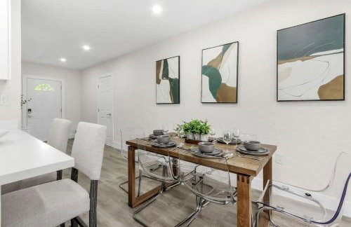 Charming 4BR Oasis with Saltwater Pool and Parking - Foto 16