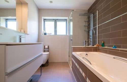 Stunning 5-bed 3-bath house close to the sea! - Foto 53