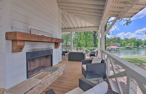 Luxe Lakefront Getaway with Porch and Water View! - Foto 4