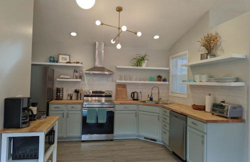 Contemporary 2-Bedroom Close to Downtown, Dining - Photo 7