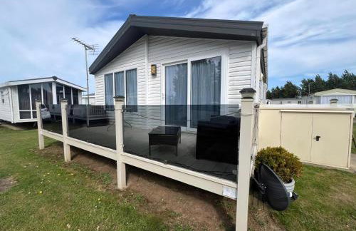 Stunning Lodge Boasting Large Decking Area At California Cliffs Ref 50008L - Foto 1