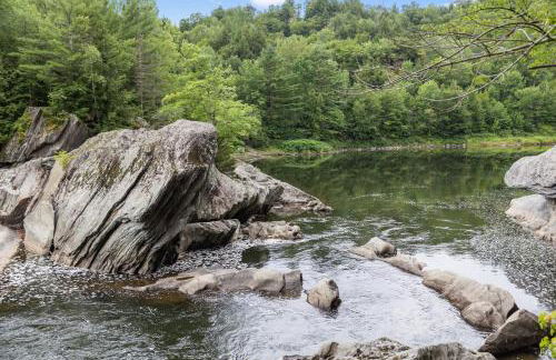 Modern Tiny House with hot tub & river near Stowe - Foto 24