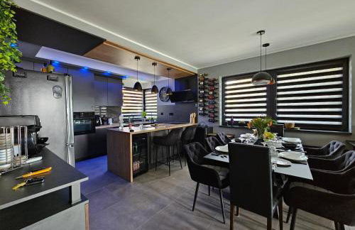 Villa Joy with Pool,Jacuzzi,E Auto Station - Foto 24