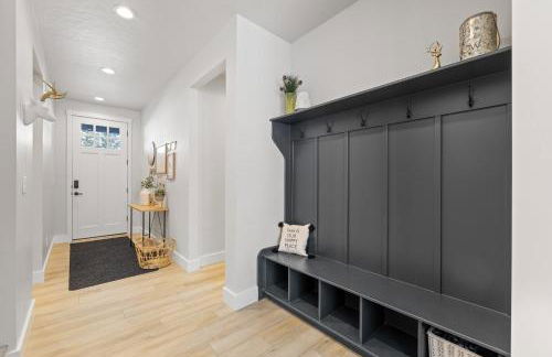 New Mountain Bluebird - walk to lake, golf, and town - game rm - family friendly - sleeps 14 - Photo 27